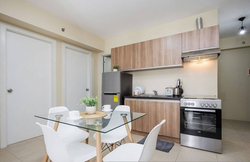 Lahug Apartment | Furnished 2BR | City View, WiFi, Netflix and Pool