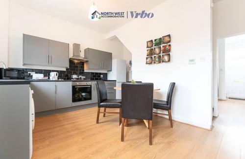 Leigh House | Furnished 2BR House in Leigh | Free Parking & Fast WiFi | Long Stays Welcome