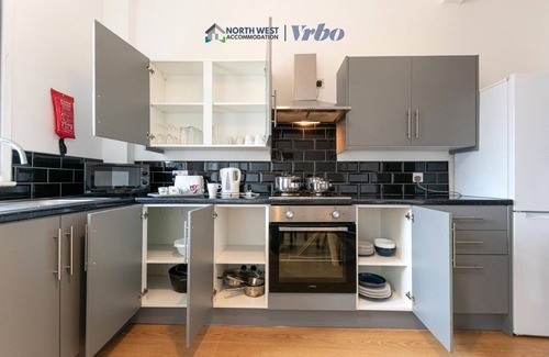 Leigh House | Furnished 2BR House in Leigh | Free Parking & Fast WiFi | Long Stays Welcome