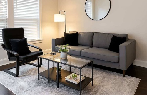 Hyde Park Apartment | Furnished 3BR Apt w/Laundry