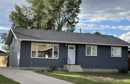 Kindersley House | Furnished 4 bedroom home in Kindersley