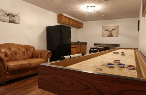 Ashland House | Furnished Acreage by Mahoney - Sleeps 17! Fire Pit - Shuffleboard - Clean!