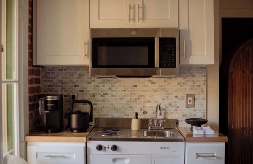 Hollywood Apartment | Furnished Bachelor in Hollywood