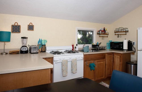 Middletown Apartment | Furnished Bright Quiet Studio Flat In Mission Hills (SD)