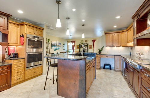Thornton House | Furnished Deck + Fire Pit: Thornton Family Retreat