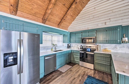 Gun Barrel City Cabin | Furnished Deck & Fire Pit: Gun Barrel City Home
