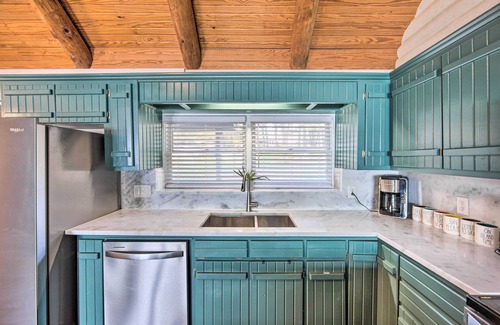 Gun Barrel City Cabin | Furnished Deck & Fire Pit: Gun Barrel City Home