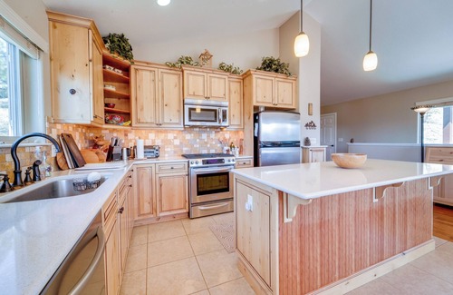 South Lake Tahoe House | Furnished Deck + Gas Grill: South Lake Tahoe Home!
