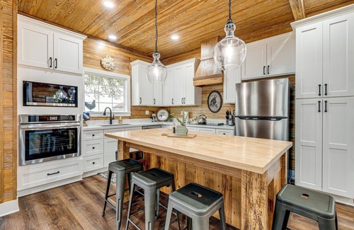 Schulenburg House | Furnished Deck + Views: Rural Schulenburg Retreat