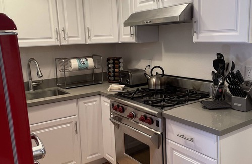 Fairfax Apartment | Furnished Fairfax Garden Apartment Close to town!