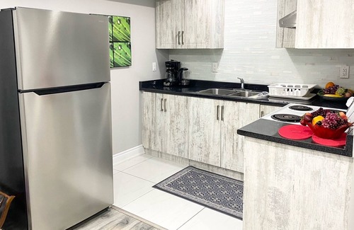 Central Erin Mills Apartment | Furnished & fully stocked 2 bed, 1 bath legal basement apartment in Erin Mills