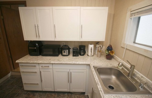 Roseburg Apartment | Furnished historic apartment in Roseburg