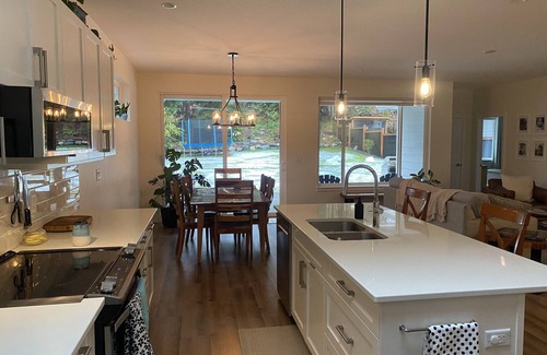 Courtenay House | Furnished home near the river- short term rental n