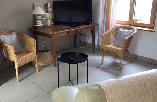 Biville-sur-Mer House | Furnished house with enclosed courtyard and large south-facing terrace,