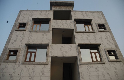 Delhi Apartment | Furnished Service apartment for minimum 1 month stay with common Kitchen