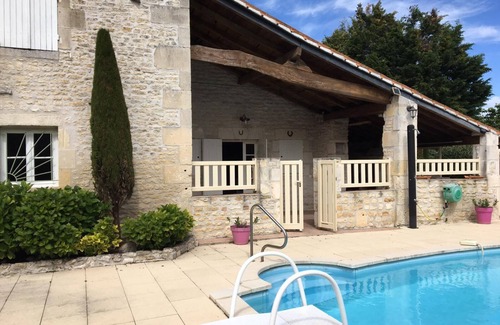 Geay Apartment | FURNISHED STUDIO IN CHARMING GITE