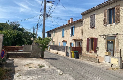 Saint-Mitre House | Furnished T2, quiet, sunny, 55m2, parking, pets welcome,