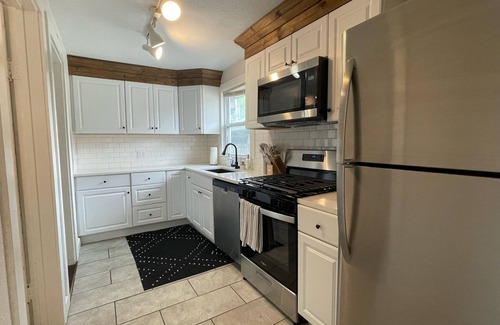 Hanover Place Apartment | Furnished Work & Cozy Retreat in Kansas City, Missouri UTILITIES INCLUDED