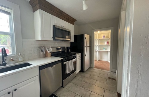 Hanover Place Apartment | Furnished Work & Cozy Retreat in Kansas City, Missouri UTILITIES INCLUDED
