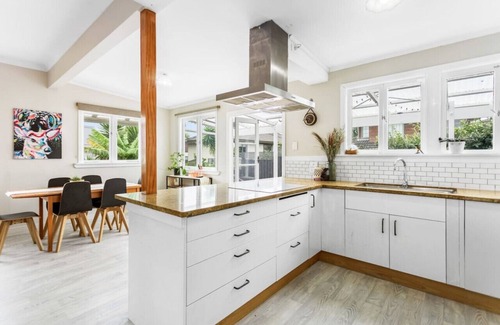 Avondale House | Fusion Family Retreat with Patio and Parking
