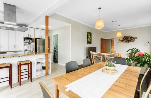 Avondale House | Fusion Family Retreat with Patio and Parking