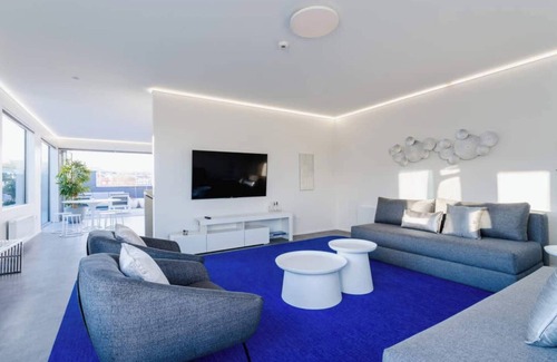 Dunedin City Centre Apartment | Futuristic Modern Central Accommodation by Aotearoa Escapes