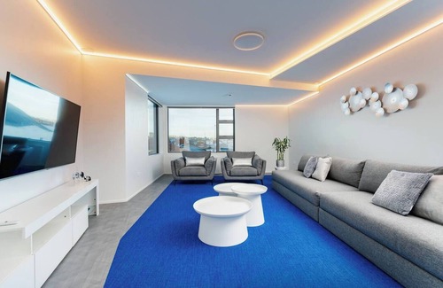 Dunedin City Centre Apartment | Futuristic Modern Central Accommodation by Aotearoa Escapes