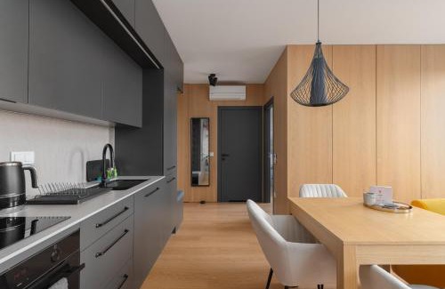 Lodz Apartment | Fuzja w Chmurach - parking, klimatyzacja by FuzjaAparts
