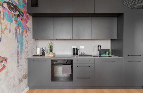 Lodz Apartment | Fuzja w Chmurach - parking, klimatyzacja by FuzjaAparts
