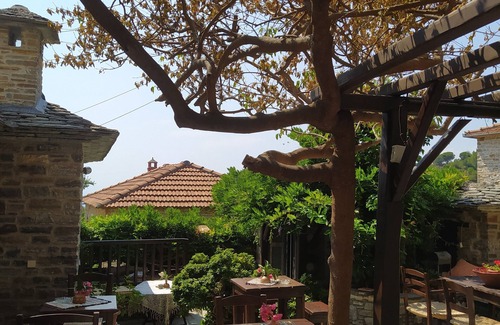 Lafkos House | Fyloma: Traditional Guesthouse in Lafkos