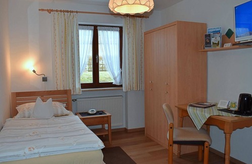 Bad Bayersoien Bed & Breakfast | Gästehaus Bergfrieden - Single Room No. 1