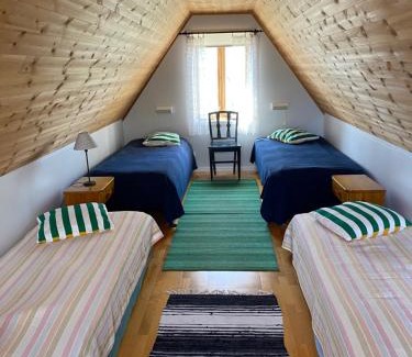 Klintehamn House | Gårdshus i lummig trädgård Klintehamn