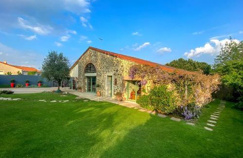 Saint-Andre-de-la-Marche House | Gîte à SAINT ANDRE DE LA MARCHE proche du Puy du foù