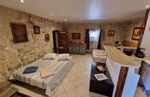 Sommieres Apartment | Gîte Anna 3 persons, air conditioning, swimming pool and garden in Sommières