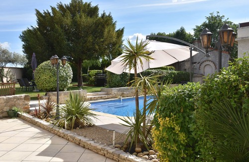 Sommieres Apartment | Gîte Anna 3 persons, air conditioning, swimming pool and garden in Sommières