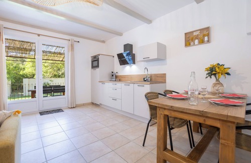 Eyguieres Apartment | Gîte au Cœur des Alpilles in Eyguières