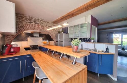 Tartaras House | Gîte authentique avec terrasse et tout confort, entre Monts du Lyonnais et bassin Stéphanois - FR-1-496-299