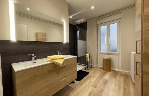 Ferrieres-sur-Sichon House | Gîte chaleureux avec terrasse, idéal pour randonnées et activités à la Montagne bourbonnaise - FR-1-489-496