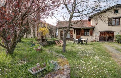 Saint-Medard-en-Forez House | Gîte chaleureux avec cheminée, grande terrasse, jeux pour enfants et promenades à dos d'ânes - FR-1-496-283