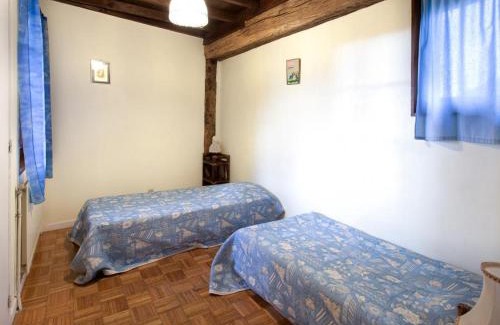 Saint-Medard-en-Forez House | Gîte chaleureux avec cheminée, grande terrasse, jeux pour enfants et promenades à dos d'ânes - FR-1-496-283
