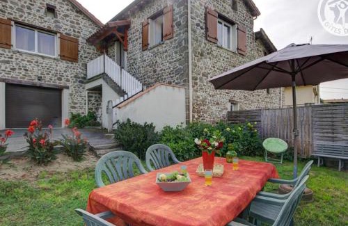 Saint-Heand House | Gîte chaleureux à 15 min de St-Etienne, 2 chambres, terrasse, jardin, animaux acceptés - FR-1-496-4