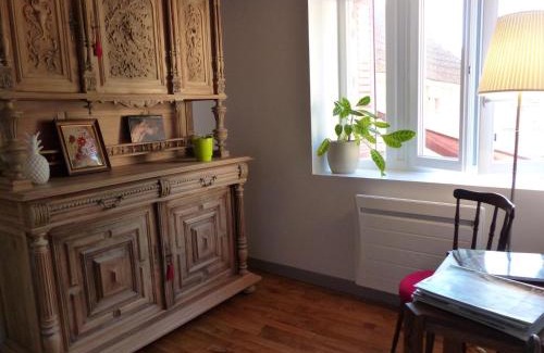 Vicq House | Gîte chaleureux à la ferme près de Vulcania avec jardin et activités enfants - FR-1-489-166