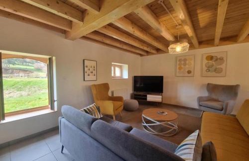 Les Salles House | Gîte chaleureux avec terrasse, pêche, randonnées et équipements modernes au cœur du Haut Forez - FR-1-496-285