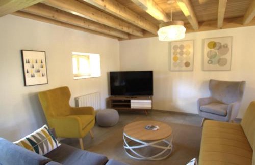 Les Salles House | Gîte chaleureux avec terrasse, pêche, randonnées et équipements modernes au cœur du Haut Forez - FR-1-496-285