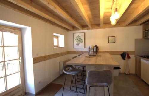 Les Salles House | Gîte chaleureux avec terrasse, pêche, randonnées et équipements modernes au cœur du Haut Forez - FR-1-496-285