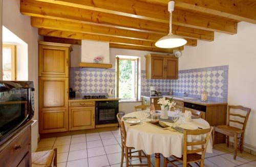 Les Salles House | Gîte Charmant avec Jardin Privatif, Cheminée, et Activités Nature Proches, Animaux Acceptés - FR-1-496-66