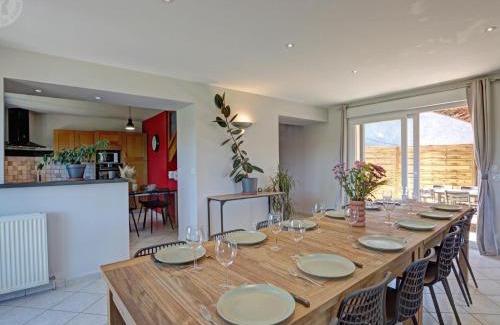 Chevrieres House | Gîte confortable pour 12 avec jardin privé et spa en Auvergne-Rhône-Alpes - FR-1-496-354