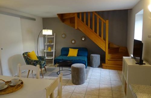 Saint-Bonnet-de-Rochefort House | Gîte cosy avec spa, grand jardin, proche de la rivière Sioule - idéal pour famille et relaxation - FR-1-489-342
