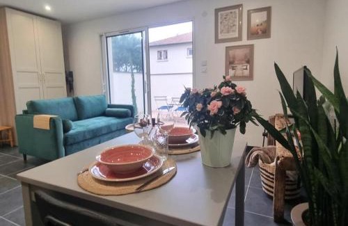 Montrond-les-Bains House | Gîte cosy pour 2 à Montrond-les-Bains avec parking privatif - FR-1-496-342