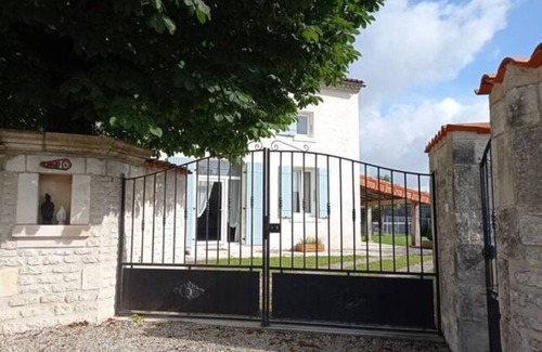 Saint-Pierre-de-Juillers House | Gîte de L'abbaye, 4 Chambres, Piscine Privée
